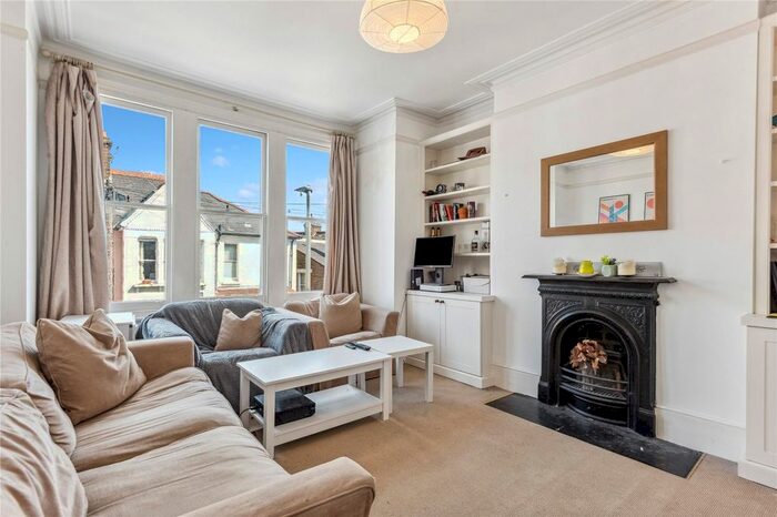 3 Bedroom Flat To Rent In Lynn Road, London, SW12