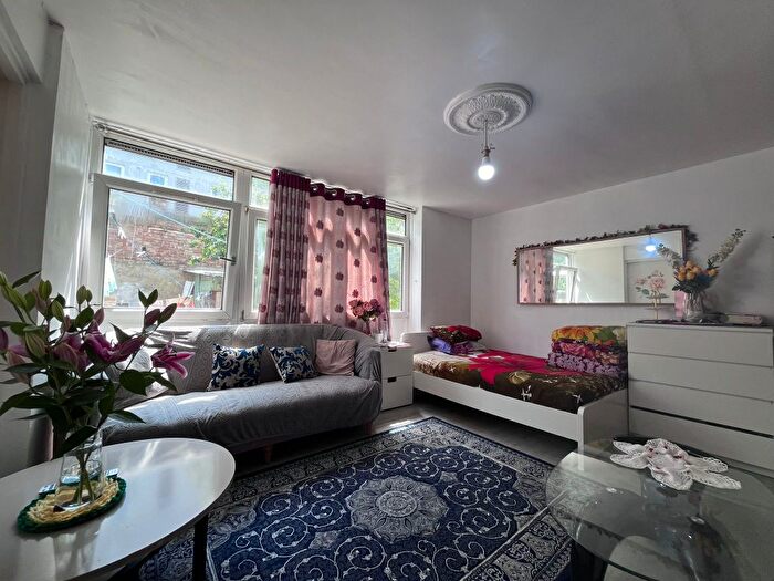 3 Bedroom Flat To Rent In Wadeson Street, London, E2