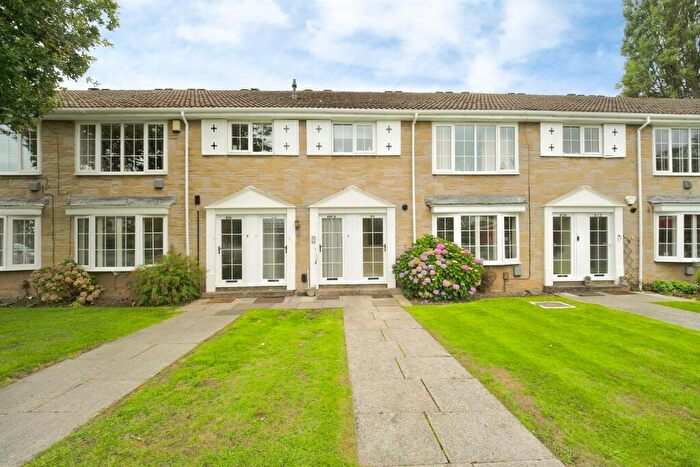 2 Bedroom Apartment For Sale In Stonegate Road, Leeds, LS17