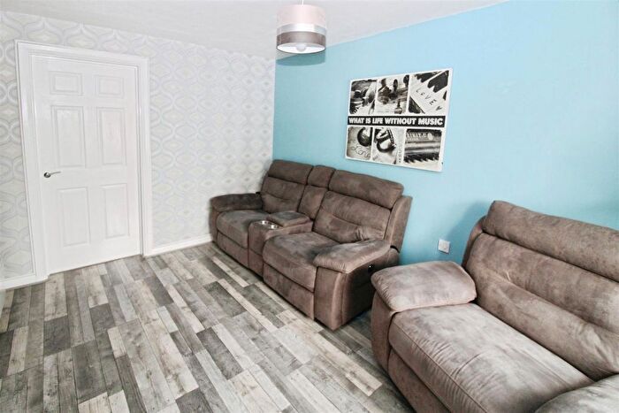 2 Bedroom End Terrace House For Sale In Twickenham Close, Hull, HU8
