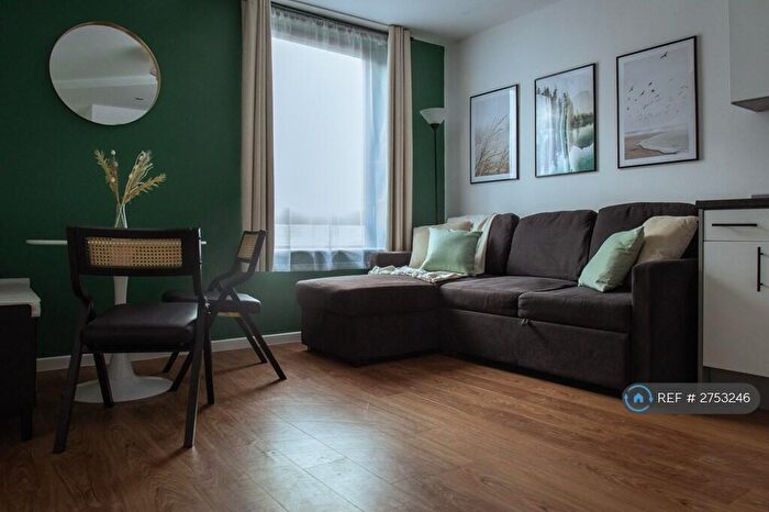 2 Bedroom Flat To Rent In Basilica, Leeds, LS1