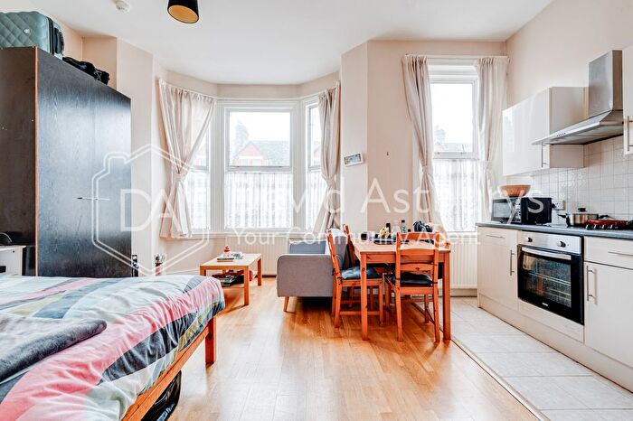 Studio To Rent In Callcott Road, Kilburn, London, NW6