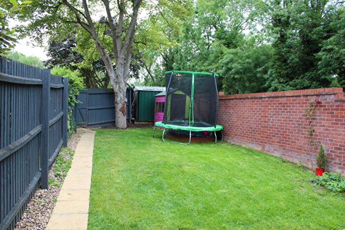3 Bedroom End Of Terrace House For Sale In Dennetts Close, Daventry, NN11