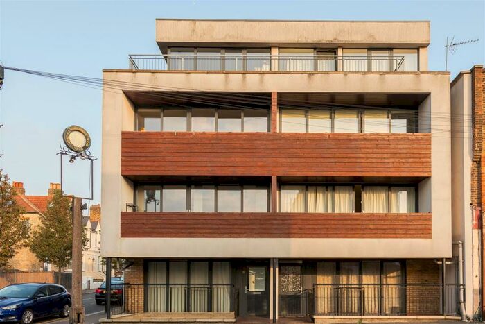 2 Bedroom Apartment To Rent In Field Road, Forest Gate, E7