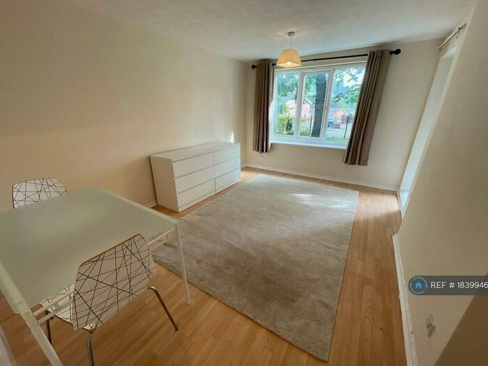 2 Bedroom Flat To Rent In Lockett Gardens, Salford, M3