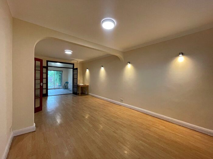4 Bedroom Semi-Detached House To Rent In Yeading Lane, Hayes, UB4
