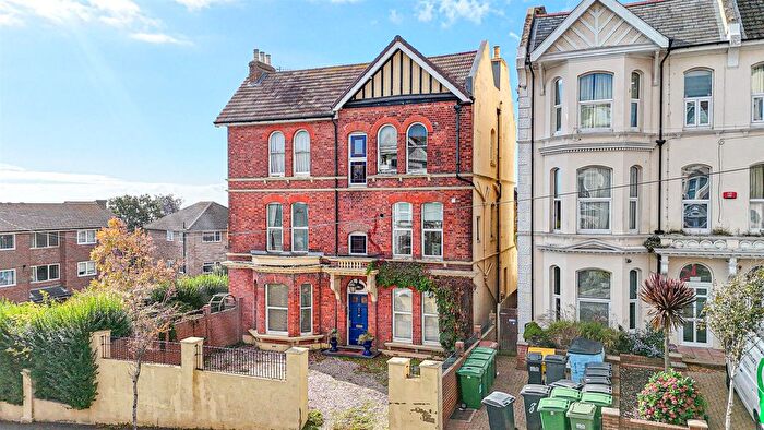 3 Bedroom Flat For Sale In Priory Avenue, Hastings, TN34