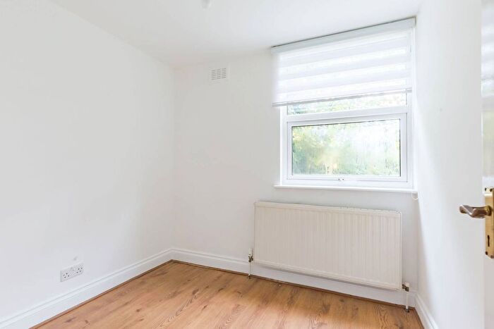 3 Bedroom Flat To Rent In Muswell Avenue, Muswell Hill, London, N10