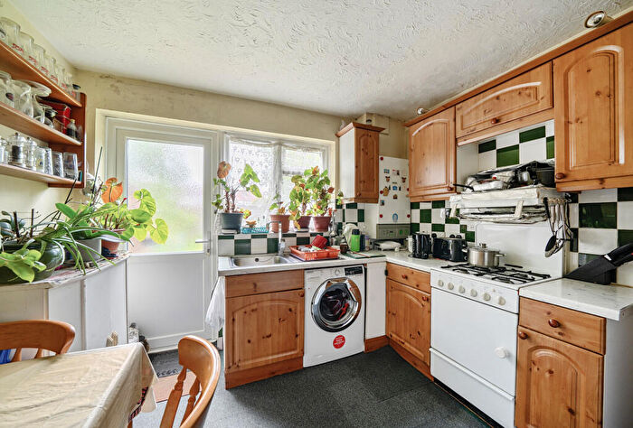 2 Bedroom Maisonette For Sale In Lidding Road, Kenton, Harrow, Middlesex, HA3