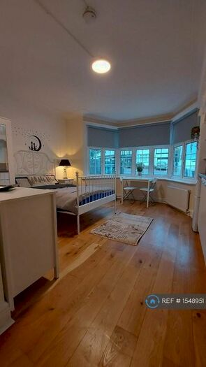 Studio To Rent In Sinclair Grove, London, NW11