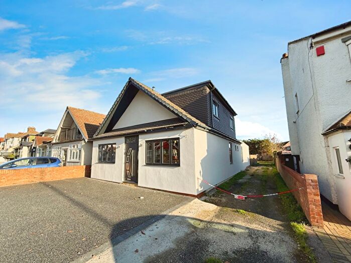 8 Bedroom Bungalow To Rent In Havering Road, Romford, Essex, RM1