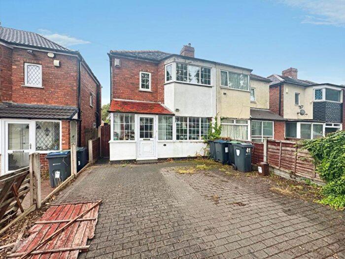 3 Bedroom Semi Detached House For Sale In Courtenay Road, Birmingham, B44