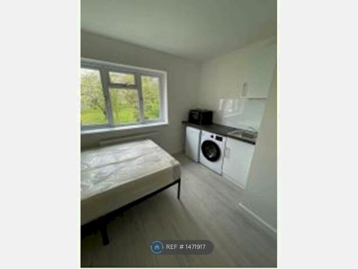 Studio To Rent In Kent Way, Surbiton, KT6