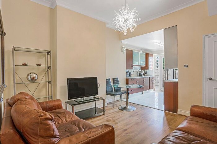 1 Bedroom Flat To Rent In The Vale, East Acton, W3