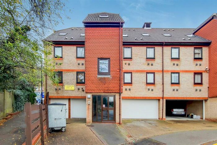 2 Bedroom Flat To Rent In Pilgrims Close, London, N13