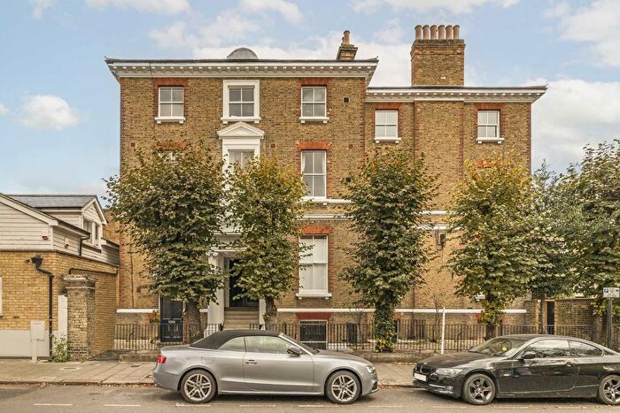 2 Bedroom Flat To Rent In Elms Road, Clapham Common, SW4