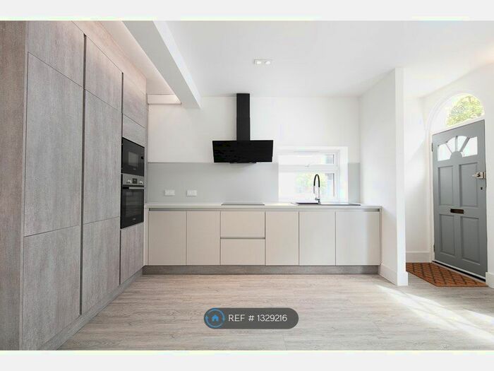 2 Bedroom Flat To Rent In New Cross Road, London, SE14