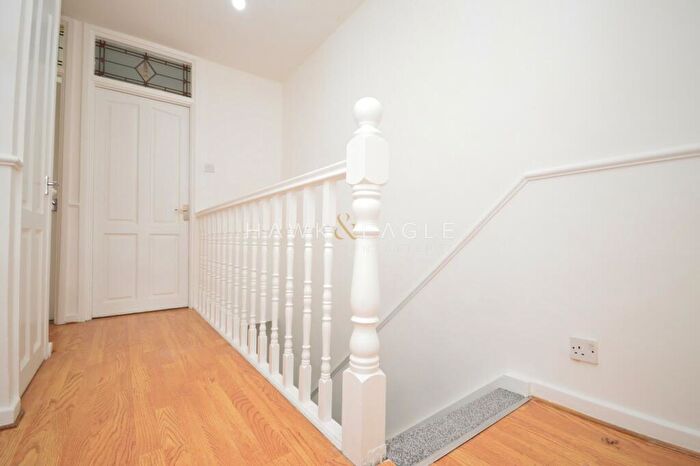 3 Bedroom Flat To Rent In Hind Grove, London, Greater London., E14