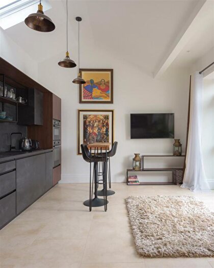1 Bedroom Mews To Rent In Kenwood Road, Kenwood, S7