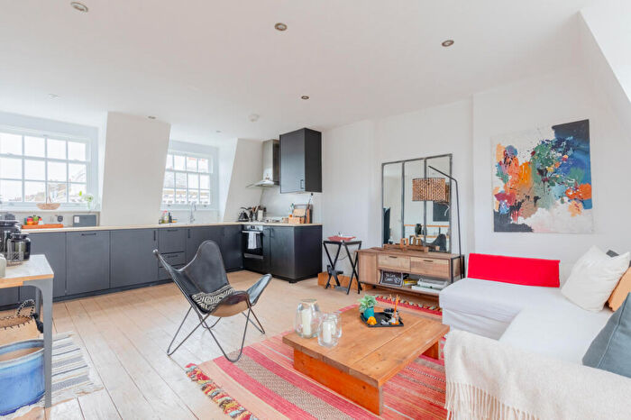 2 Bedroom Apartment To Rent In Barnsbury Street, London, N1