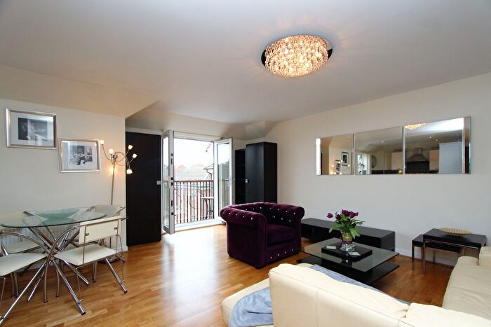 2 Bedroom Flat To Rent In Coppetts Road, London, N10