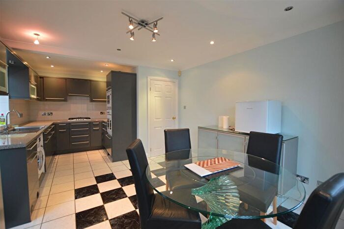 4 Bedroom Link Detached House To Rent In Park Lane, Slough, SL3