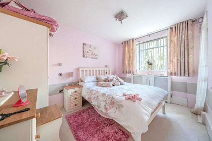 2 Bedroom Flat For Sale In Champion Hill, London, SE5