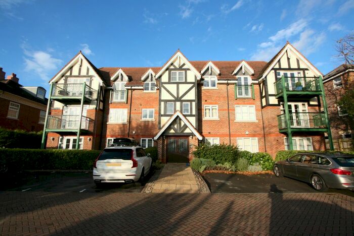 3 Bedroom Flat To Rent In Eastbury Avenue, Northwood, HA6