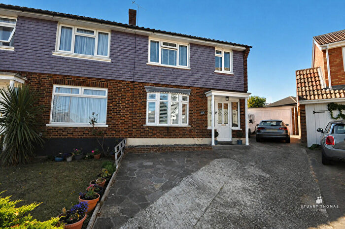 3 Bedroom Semi-Detached House For Sale In Oakwood Close, Benfleet, SS7