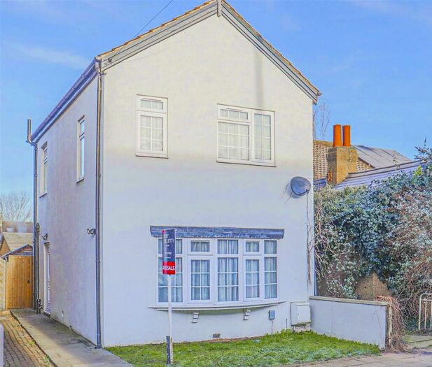 4 Bedroom Detached House To Rent In Rumbold Road, Hoddesdon, EN11