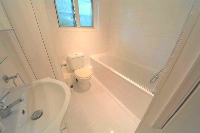 2 Bedroom Maisonette To Rent In Park Farm Close, London, N2