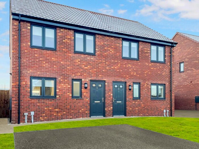 3 Bedroom Town House To Rent In Coney Green Road, Clay Cross, Chesterfield, S45