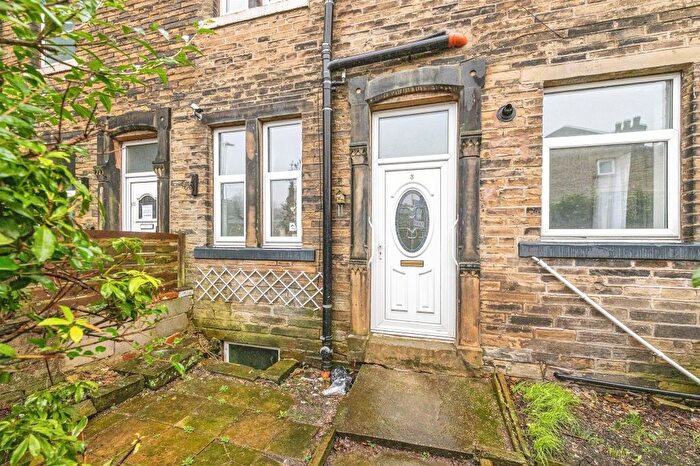 2 Bedroom End Terrace House For Sale In Hollybank Road, Bradford, BD7