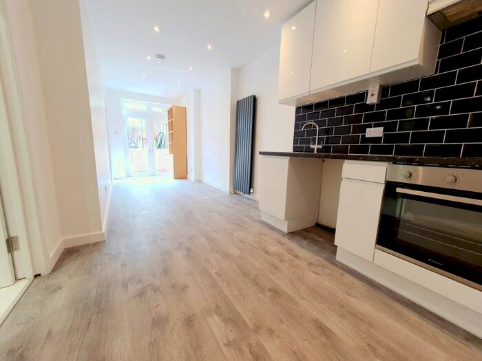 1 Bedroom Flat To Rent In Castelwood Road, London, N16