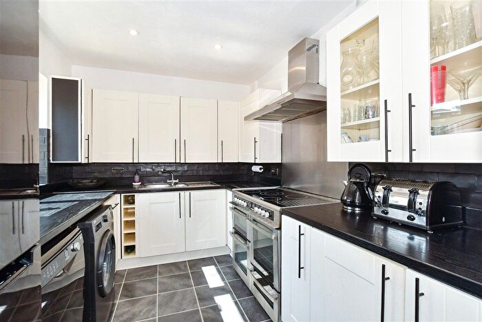 3 Bedroom Semi-Detached House For Sale In Rowan Close, Aylesford, Kent, ME20