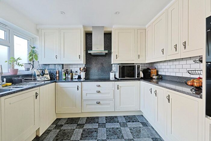 2 Bedroom Flat For Sale In Gideon Road, London, SW11
