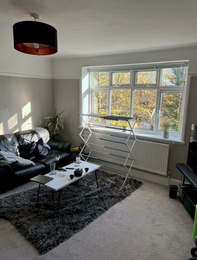 2 Bedroom Flat To Rent In Box Ridge Avenue, Purley, Surrey, CR8