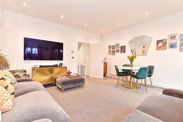 4 Bedroom Semi-detached House For Sale In Holdstock Road, Tenterden, Kent, TN30