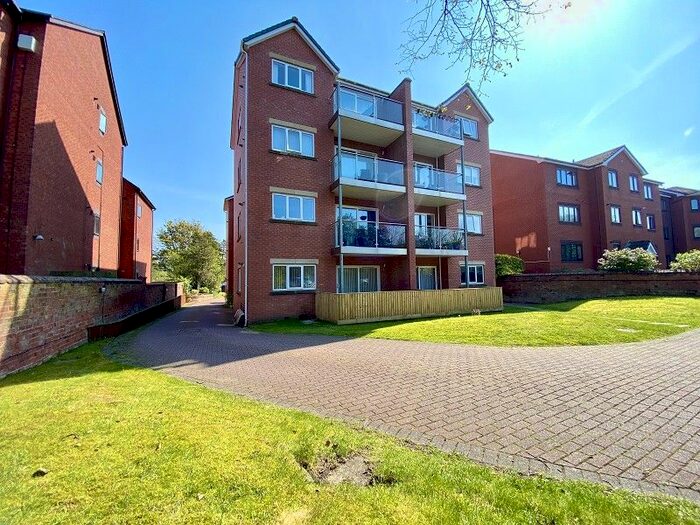2 Bedroom Flat To Rent In Ennismore Gardens, Park Avenue, Southport, Merseyside., PR9
