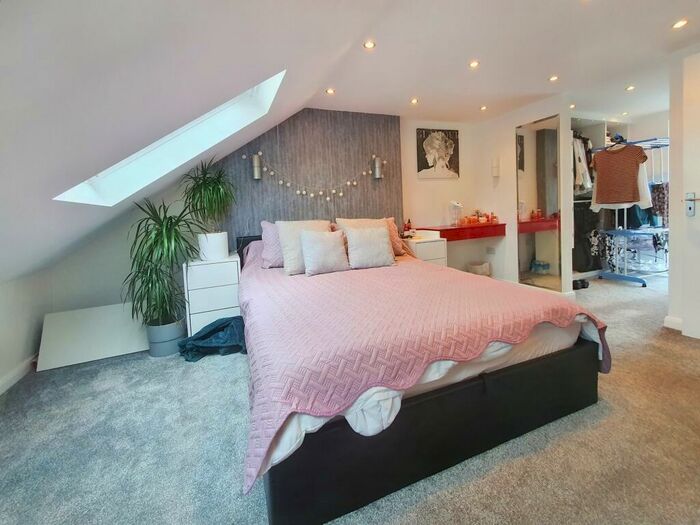 Flat To Rent In Long Drive, Ruislip, HA4