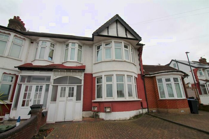 2 Bedroom Flat To Rent In Grenoble Gardens, Palmers Green, N13