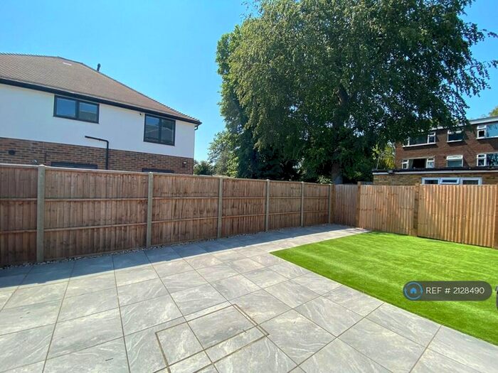 2 Bedroom Penthouse To Rent In Warham Road, South Croydon, CR2