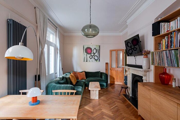 3 Bedroom Maisonette For Sale In East Road, Stratford, London, E15