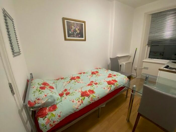 Studio To Rent In Philbeach Garden, Earls Court SW5