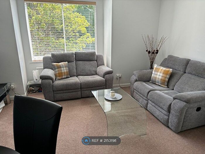 2 Bedroom Flat To Rent In The Gables, London, N12