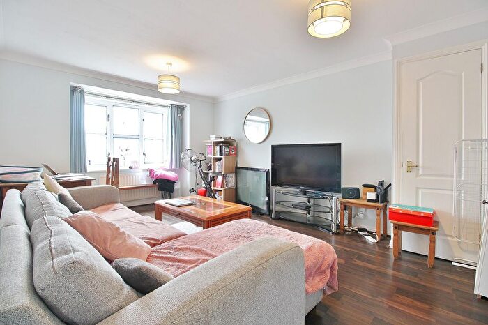 2 Bedroom Flat To Rent In Malting Way, Isleworth, TW7