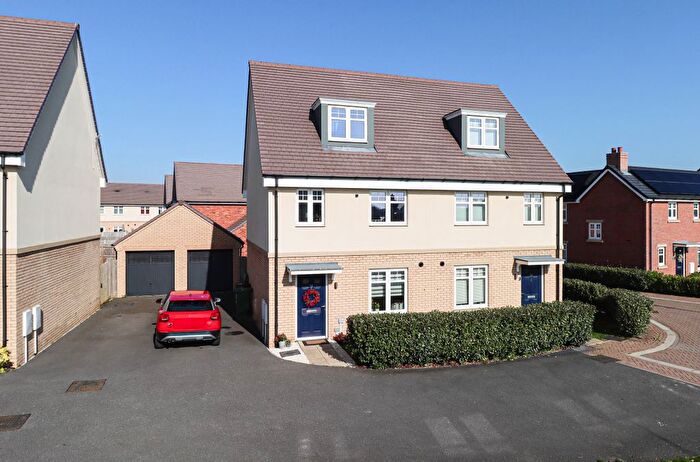 3 Bedroom Semi-Detached House For Sale In Falcon Way, St Albans, AL4