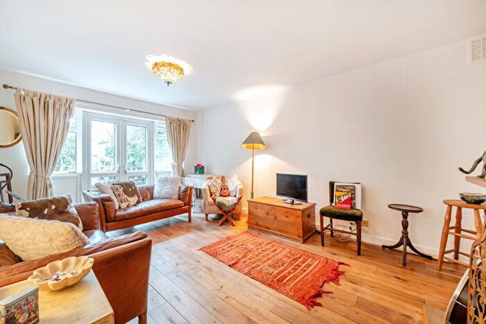 2 Bedroom Maisonette For Sale In Gideon Road, London, SW11