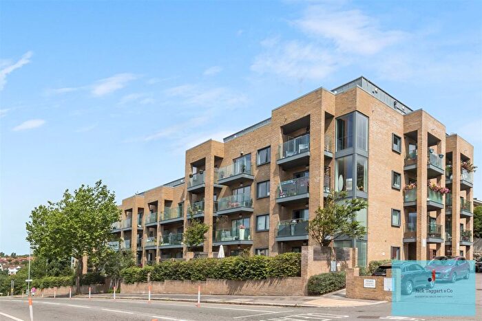 3 Bedroom Flat For Sale In Hove Park Gardens, Hove, BN3