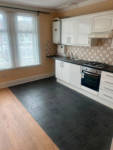 2 Bedroom Flat To Rent In Grove Green Road, Leytonstone, E11
